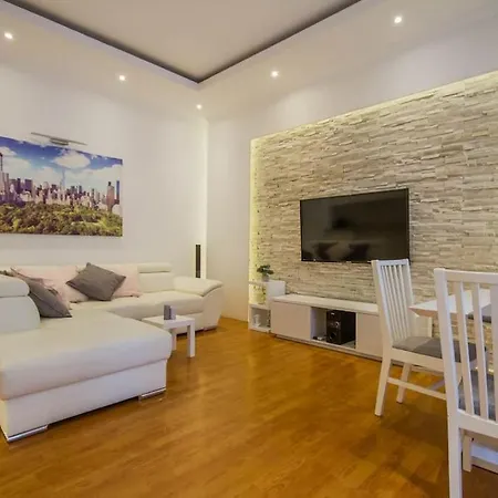 Апартаменты Cozy Hideaway On Szervita Square *