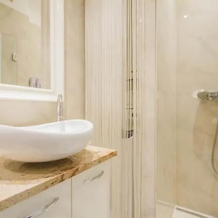 Cozy Hideaway On Szervita Square * Budapest