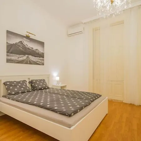 Apartment Cozy Hideaway On Szervita Square Budapest