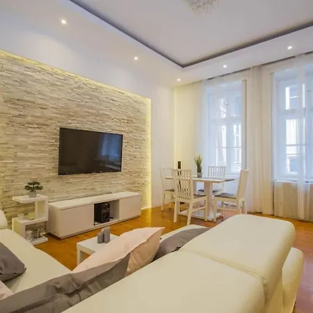 Cozy Hideaway On Szervita Square Budapest
