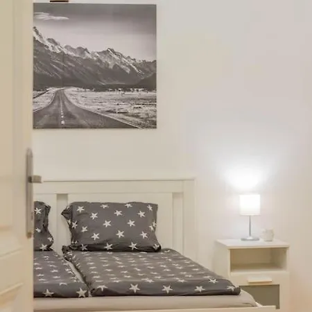 Cozy Hideaway On Szervita Square Apartment Budapest