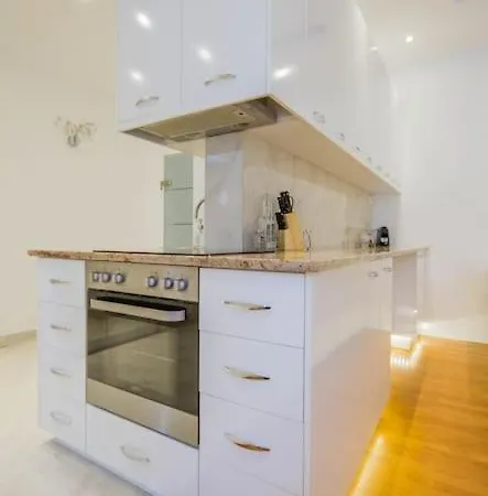 Cozy Hideaway On Szervita Square *