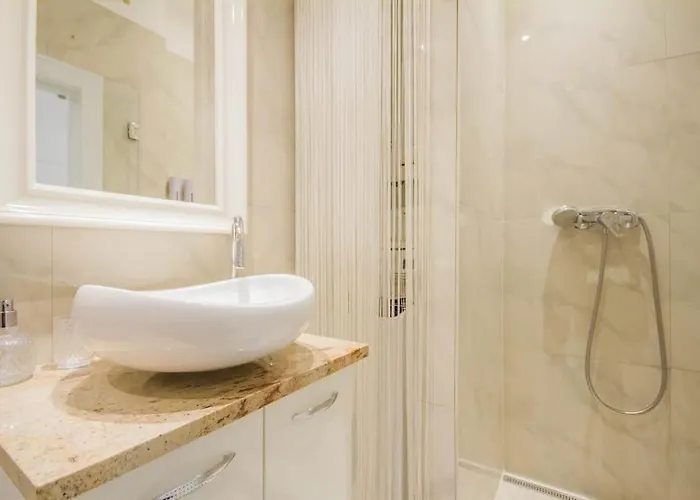 Cozy Hideaway On Szervita Square * Budapesta