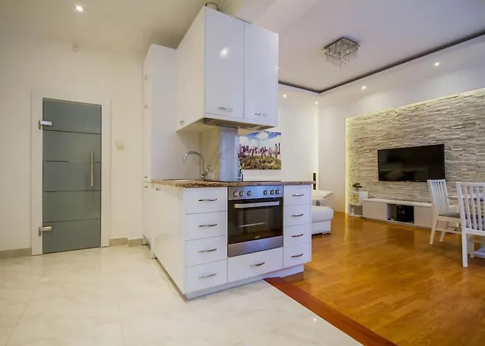 Cozy Hideaway On Szervita Square * Budapesta