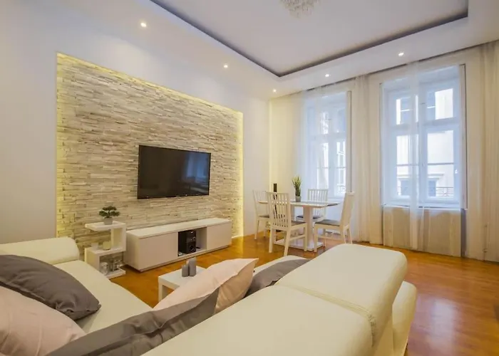Cozy Hideaway On Szervita Square Budapesta