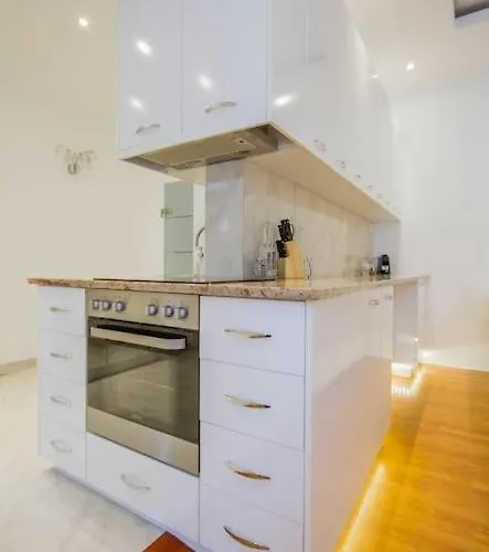 Cozy Hideaway On Szervita Square *